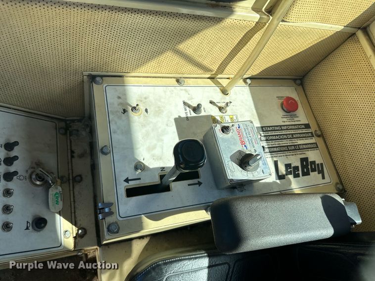 image for item DN0801 2011 LeeBoy 3000 windrow elevator