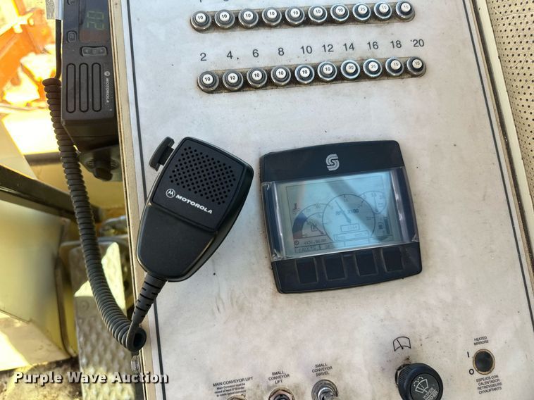 image for item DN0801 2011 LeeBoy 3000 windrow elevator