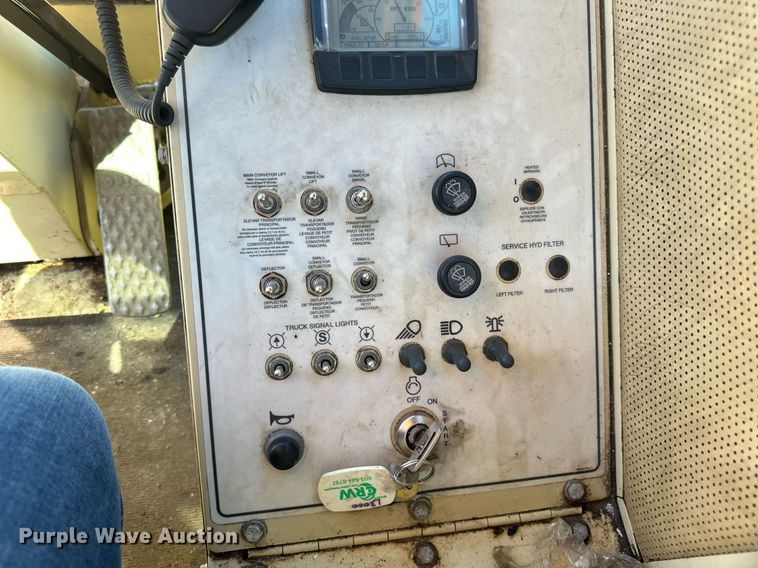 image for item DN0801 2011 LeeBoy 3000 windrow elevator