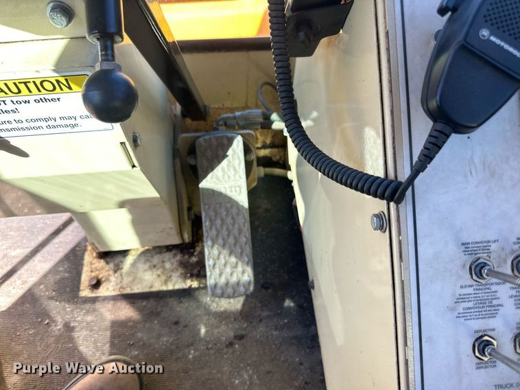 image for item DN0801 2011 LeeBoy 3000 windrow elevator