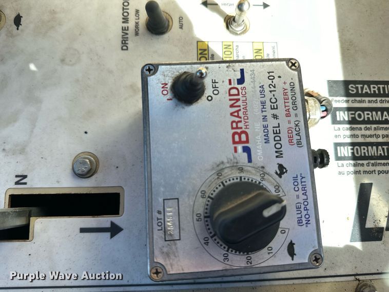 image for item DN0801 2011 LeeBoy 3000 windrow elevator