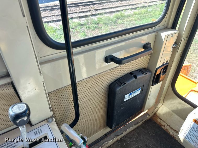 image for item DN0801 2011 LeeBoy 3000 windrow elevator