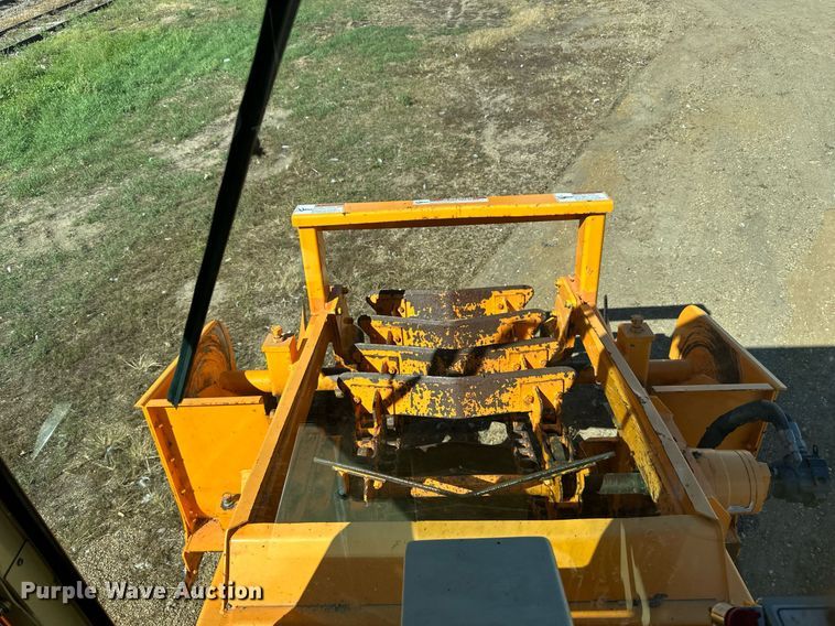 image for item DN0801 2011 LeeBoy 3000 windrow elevator