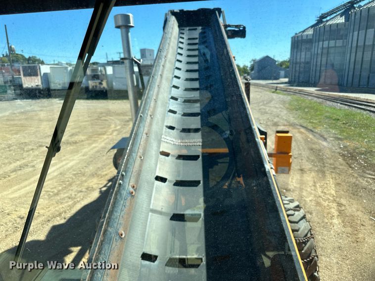 image for item DN0801 2011 LeeBoy 3000 windrow elevator