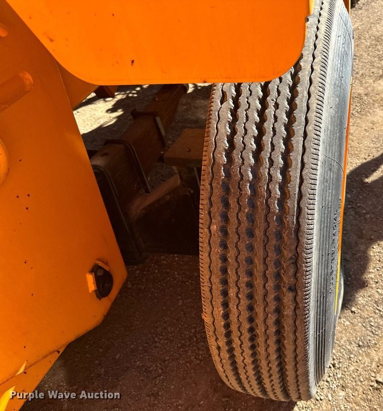 image for item DN0801 2011 LeeBoy 3000 windrow elevator