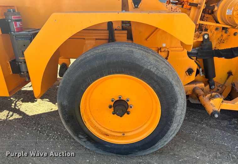 image for item DN0801 2011 LeeBoy 3000 windrow elevator