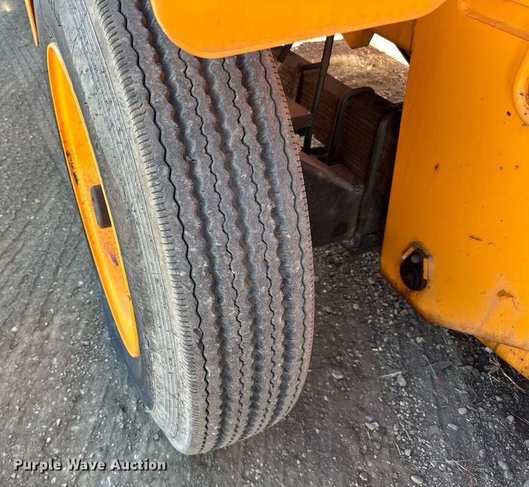 image for item DN0801 2011 LeeBoy 3000 windrow elevator