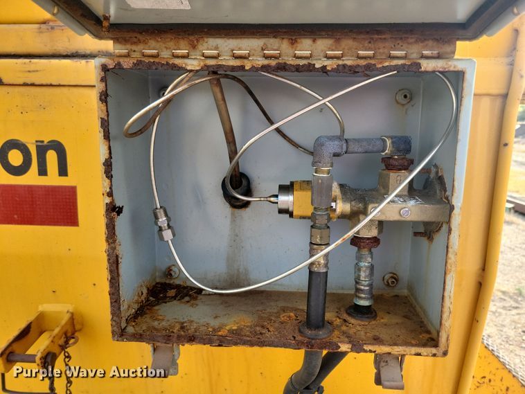 image for item DN3585 2006 Marathon asphalt heater trailer