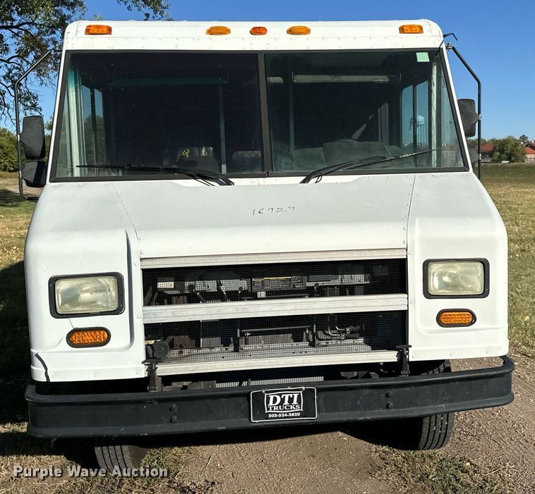 image for item DO1738 2002 Ford E450 Super Duty delivery truck