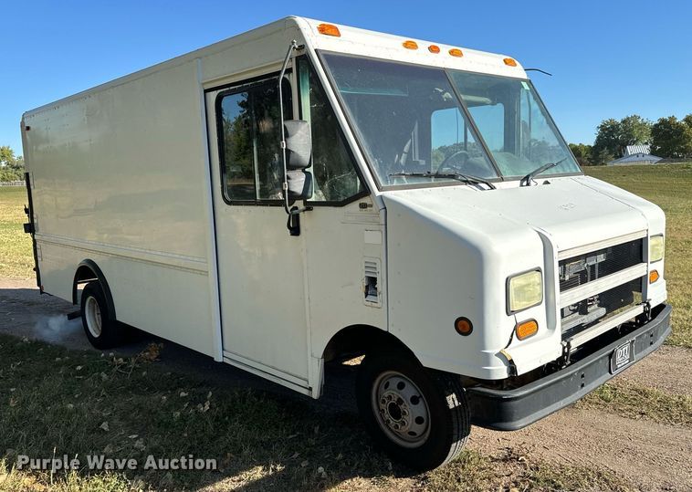 image for item DO1738 2002 Ford E450 Super Duty delivery truck