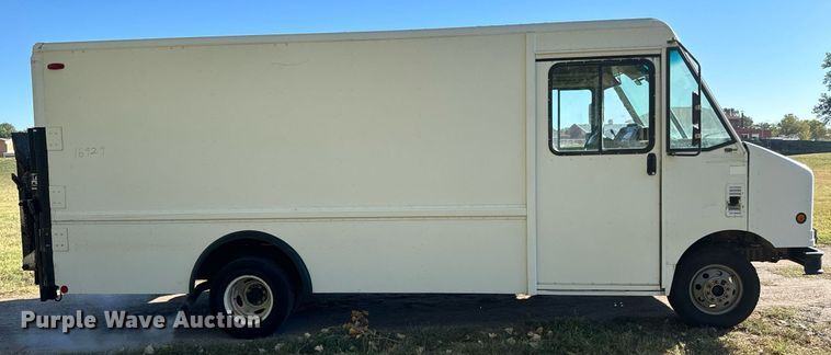 image for item DO1738 2002 Ford E450 Super Duty delivery truck