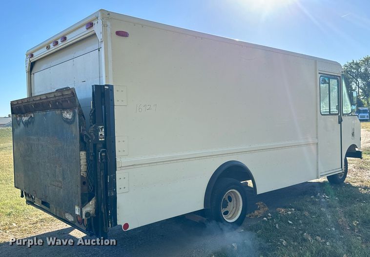 image for item DO1738 2002 Ford E450 Super Duty delivery truck