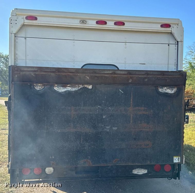 image for item DO1738 2002 Ford E450 Super Duty delivery truck