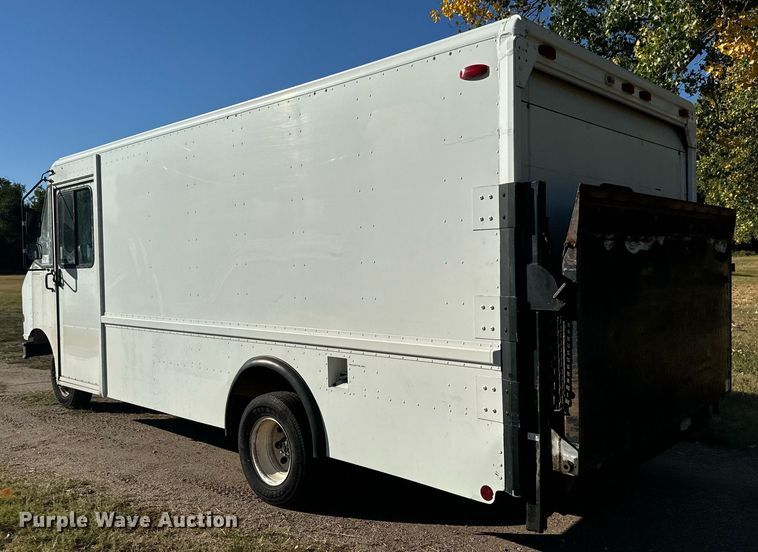 image for item DO1738 2002 Ford E450 Super Duty delivery truck