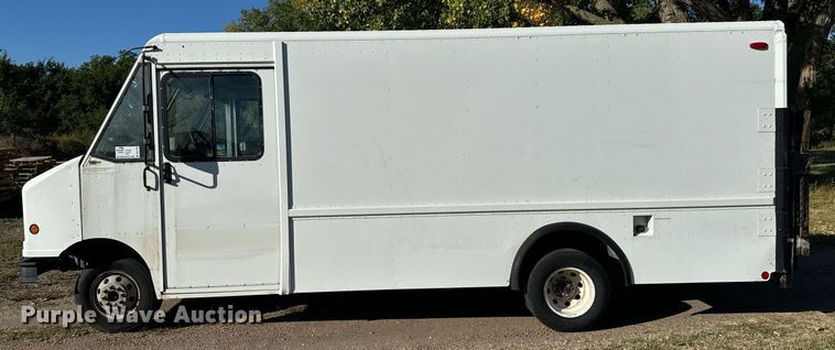 image for item DO1738 2002 Ford E450 Super Duty delivery truck