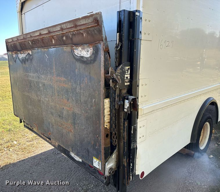 image for item DO1738 2002 Ford E450 Super Duty delivery truck