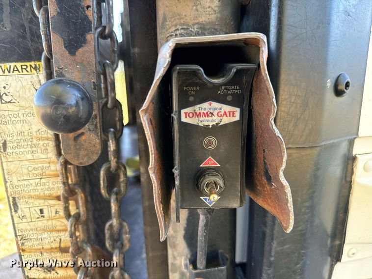 image for item DO1738 2002 Ford E450 Super Duty delivery truck