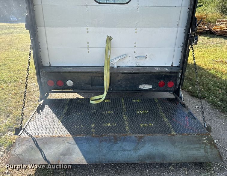 image for item DO1738 2002 Ford E450 Super Duty delivery truck