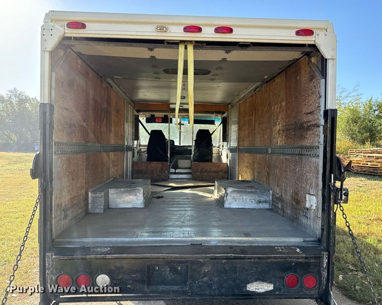 image for item DO1738 2002 Ford E450 Super Duty delivery truck