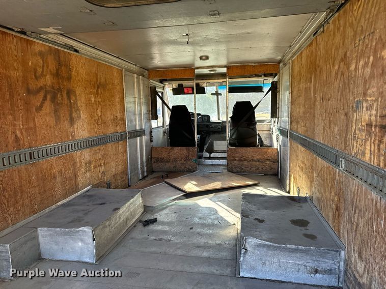 image for item DO1738 2002 Ford E450 Super Duty delivery truck