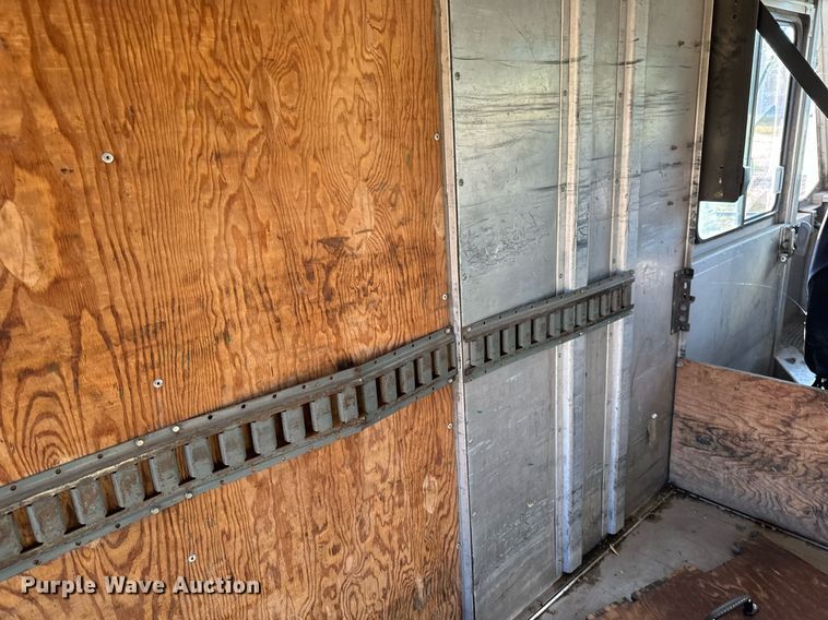 image for item DO1738 2002 Ford E450 Super Duty delivery truck