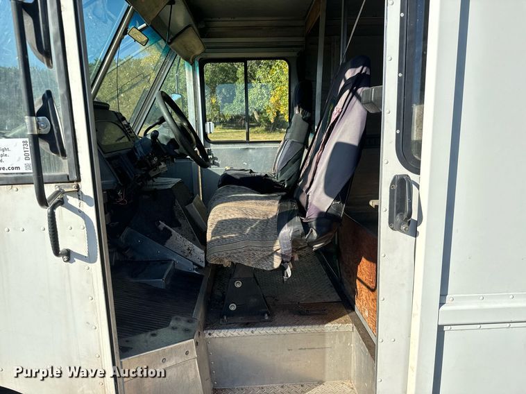 image for item DO1738 2002 Ford E450 Super Duty delivery truck