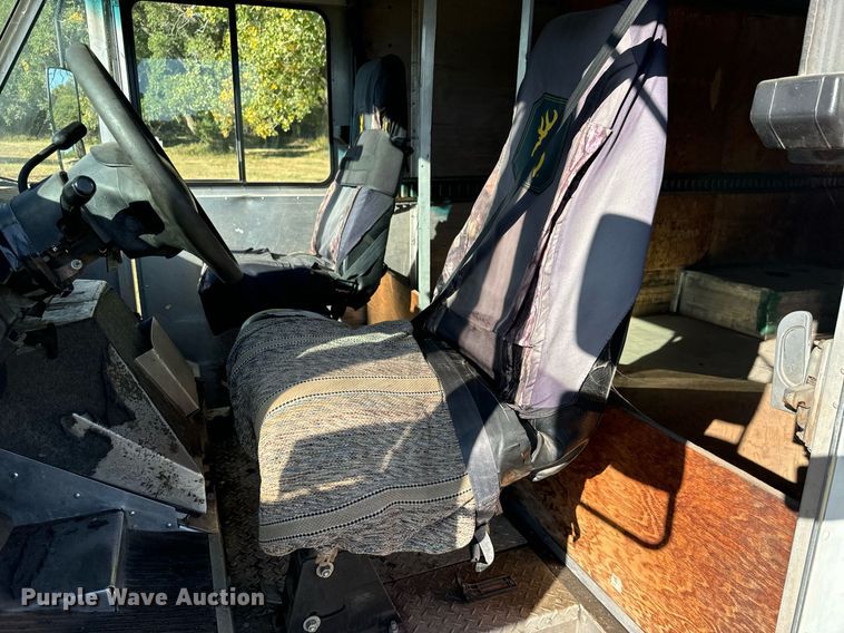 image for item DO1738 2002 Ford E450 Super Duty delivery truck