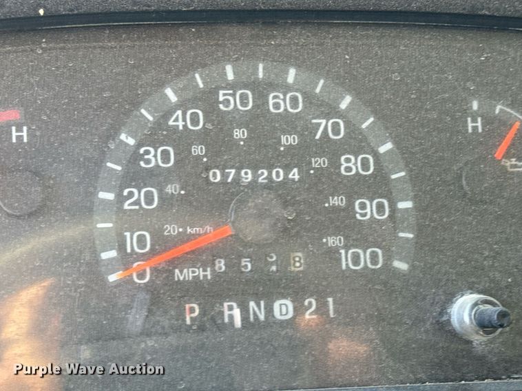 image for item DO1738 2002 Ford E450 Super Duty delivery truck