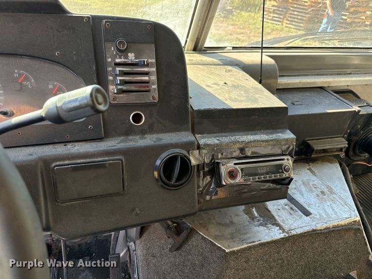 image for item DO1738 2002 Ford E450 Super Duty delivery truck