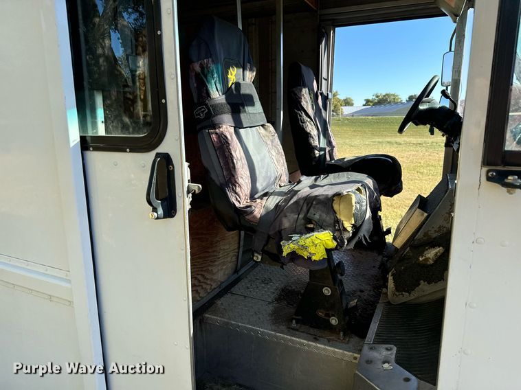 image for item DO1738 2002 Ford E450 Super Duty delivery truck