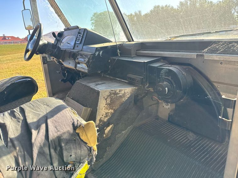 image for item DO1738 2002 Ford E450 Super Duty delivery truck