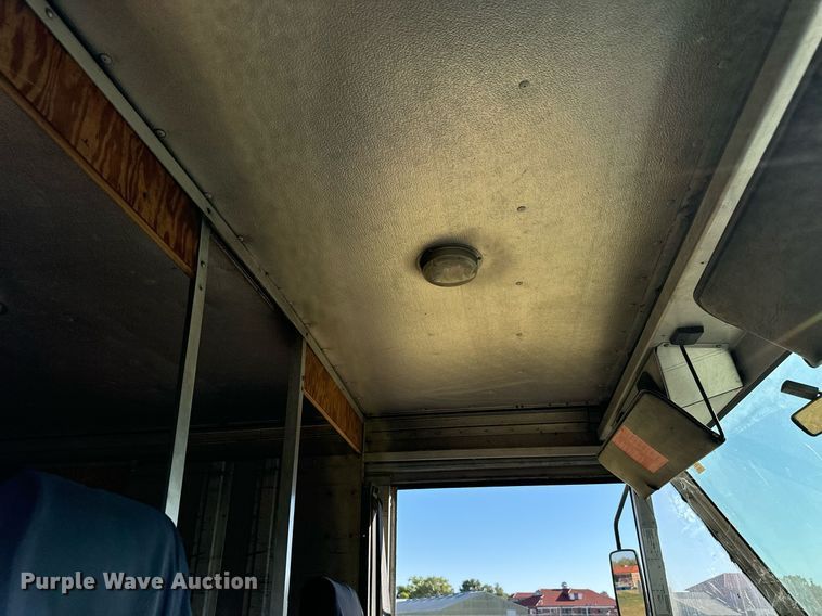 image for item DO1738 2002 Ford E450 Super Duty delivery truck