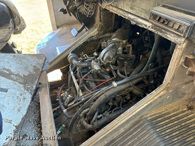 image for item DO1738 2002 Ford E450 Super Duty delivery truck