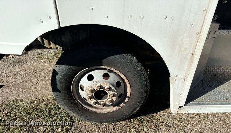 image for item DO1738 2002 Ford E450 Super Duty delivery truck