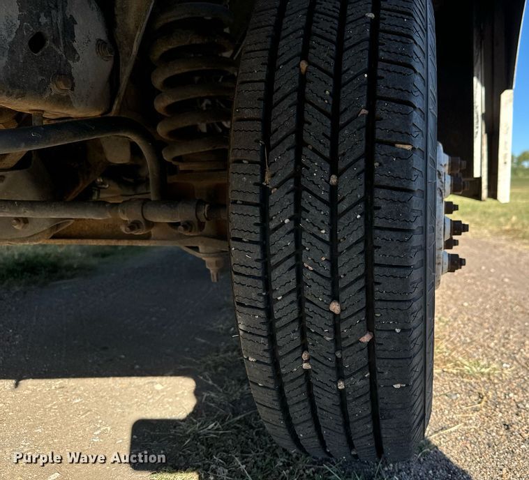 image for item DO1738 2002 Ford E450 Super Duty delivery truck