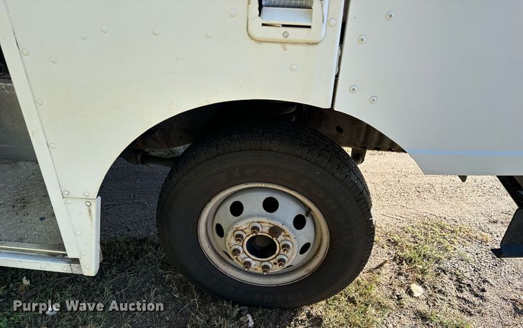 image for item DO1738 2002 Ford E450 Super Duty delivery truck