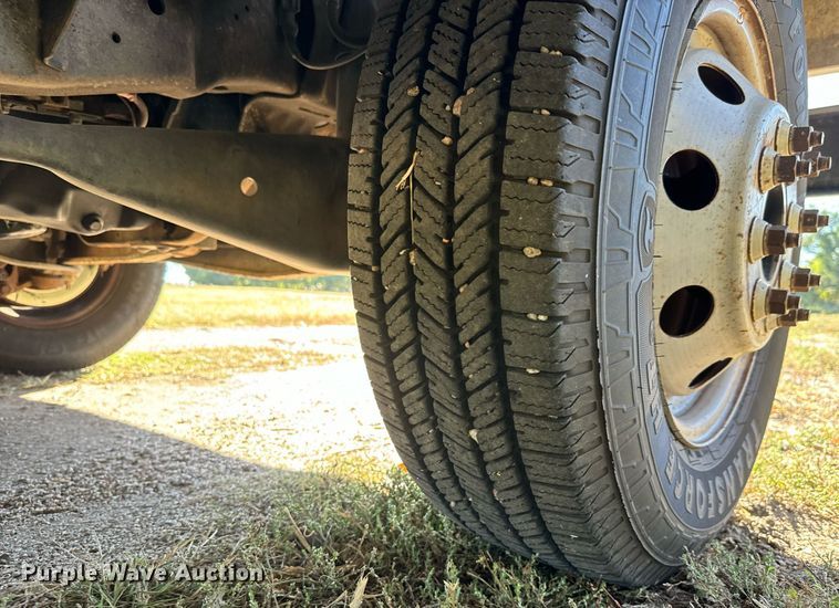 image for item DO1738 2002 Ford E450 Super Duty delivery truck