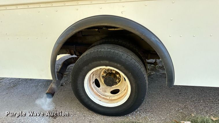 image for item DO1738 2002 Ford E450 Super Duty delivery truck