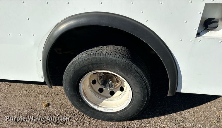 image for item DO1738 2002 Ford E450 Super Duty delivery truck