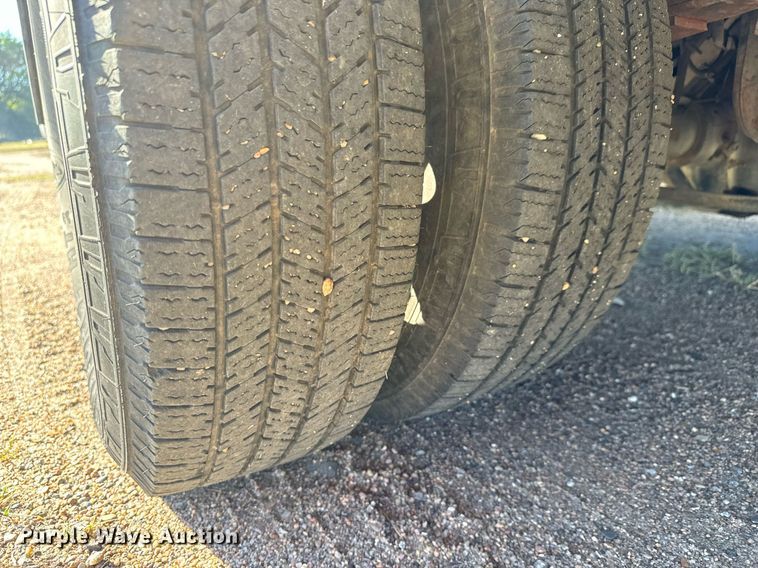 image for item DO1738 2002 Ford E450 Super Duty delivery truck