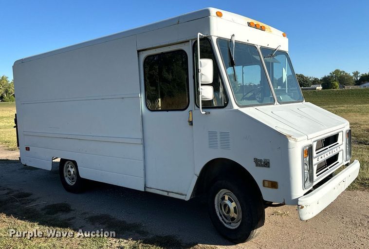 image for item DO1739 1990 Chevrolet  Step Van 30 delivery truck