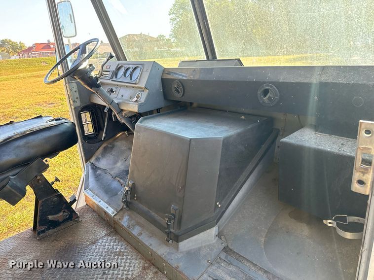 image for item DO1739 1990 Chevrolet  Step Van 30 delivery truck