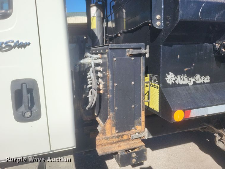 image for item DQ3704 2012 International  7400 SBA  dump truck