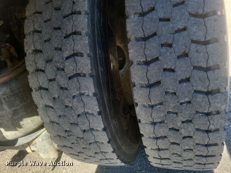 image for item DQ3704 2012 International  7400 SBA  dump truck