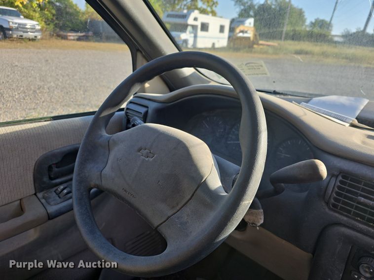 image for item DQ5195 2002 Chevrolet Venture LS van