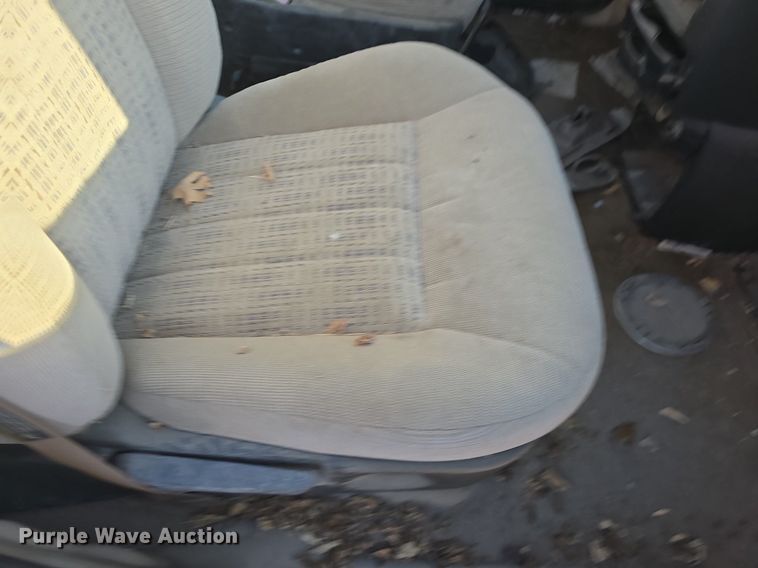 image for item DQ5195 2002 Chevrolet Venture LS van