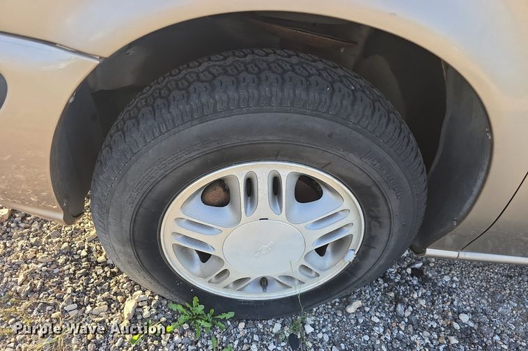 image for item DQ5195 2002 Chevrolet Venture LS van