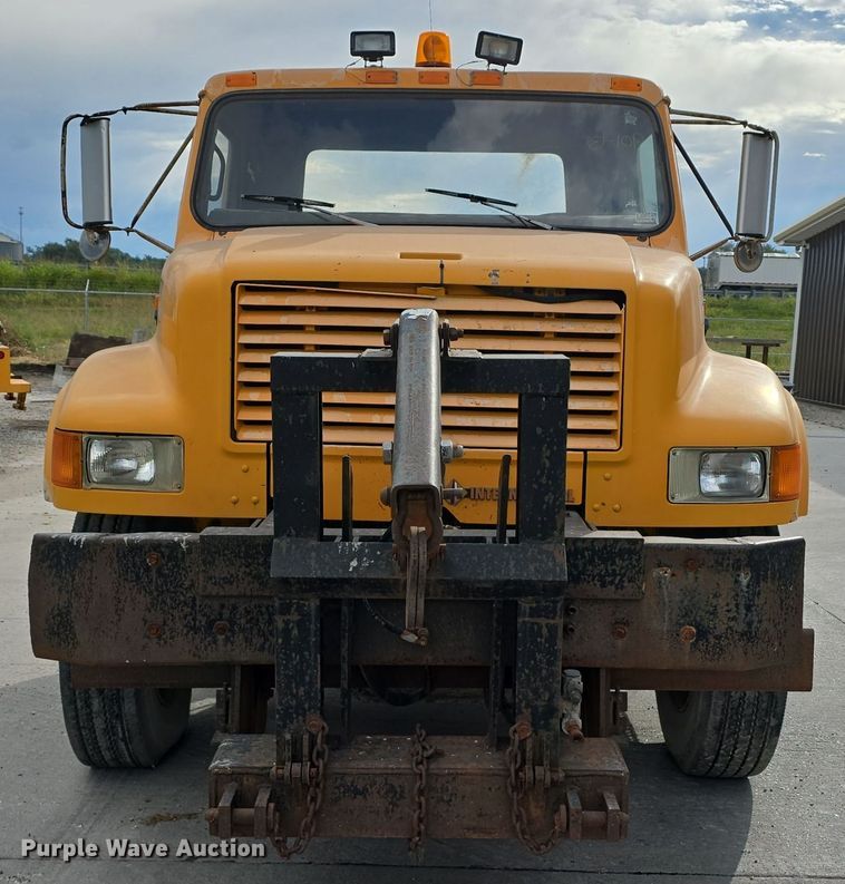 image for item DS4862 1990 International 4900 truck cab and chassis