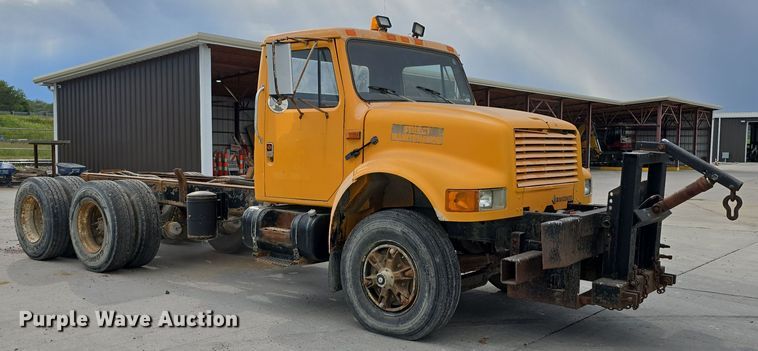 image for item DS4862 1990 International 4900 truck cab and chassis