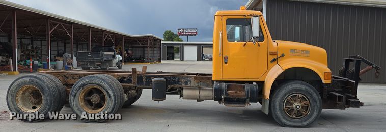 image for item DS4862 1990 International 4900 truck cab and chassis
